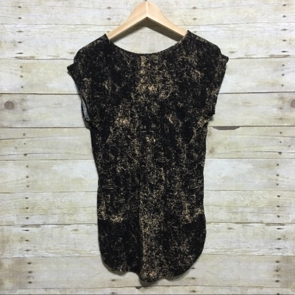 Xhilaration graffiti splatter hi-lo woven top size small - Picture 4 of 5